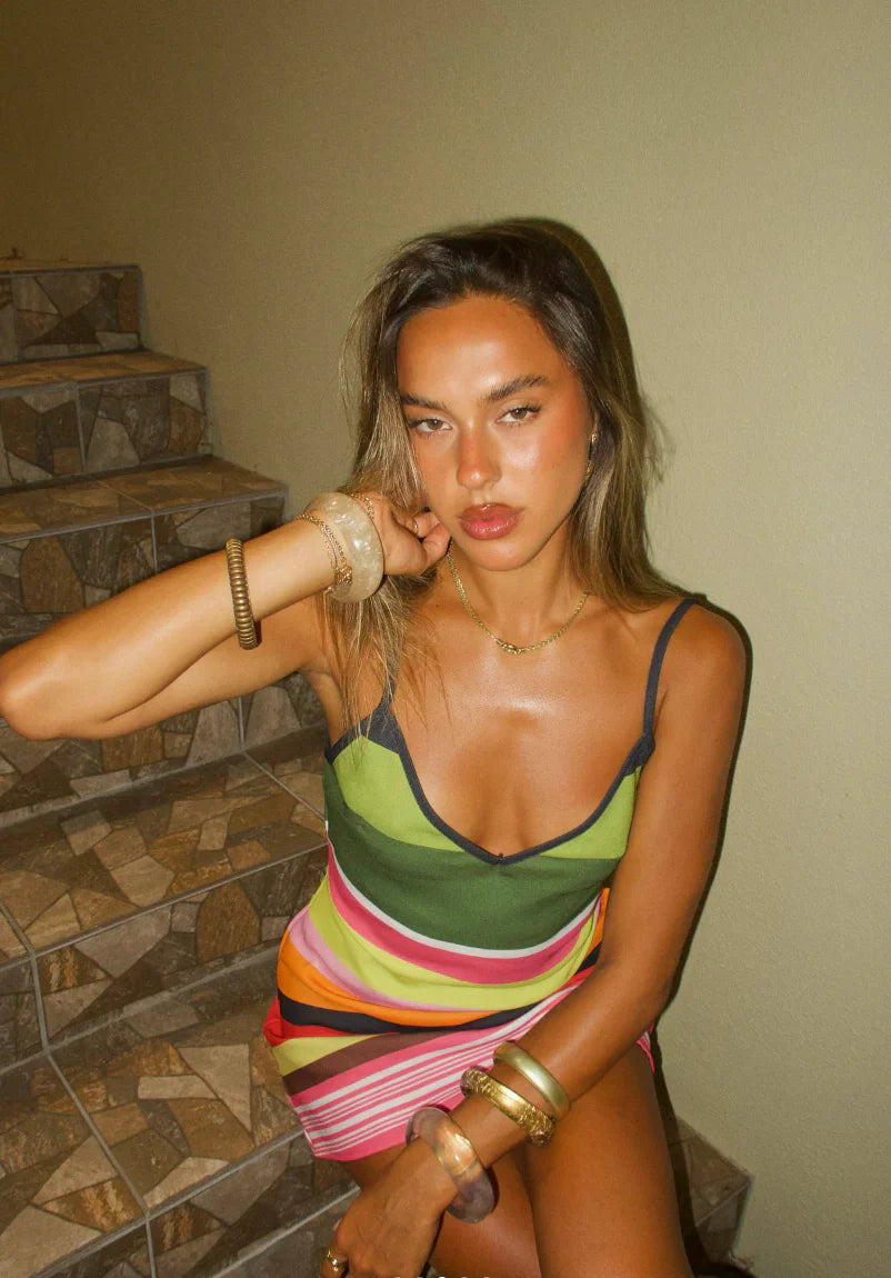 Ally | Robe mini en maille à rayures, col en V et fines bretelles pour femme